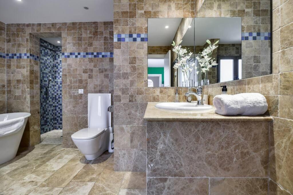 Big Stylish And Modern Apartment In Madrid Centre エクステリア 写真