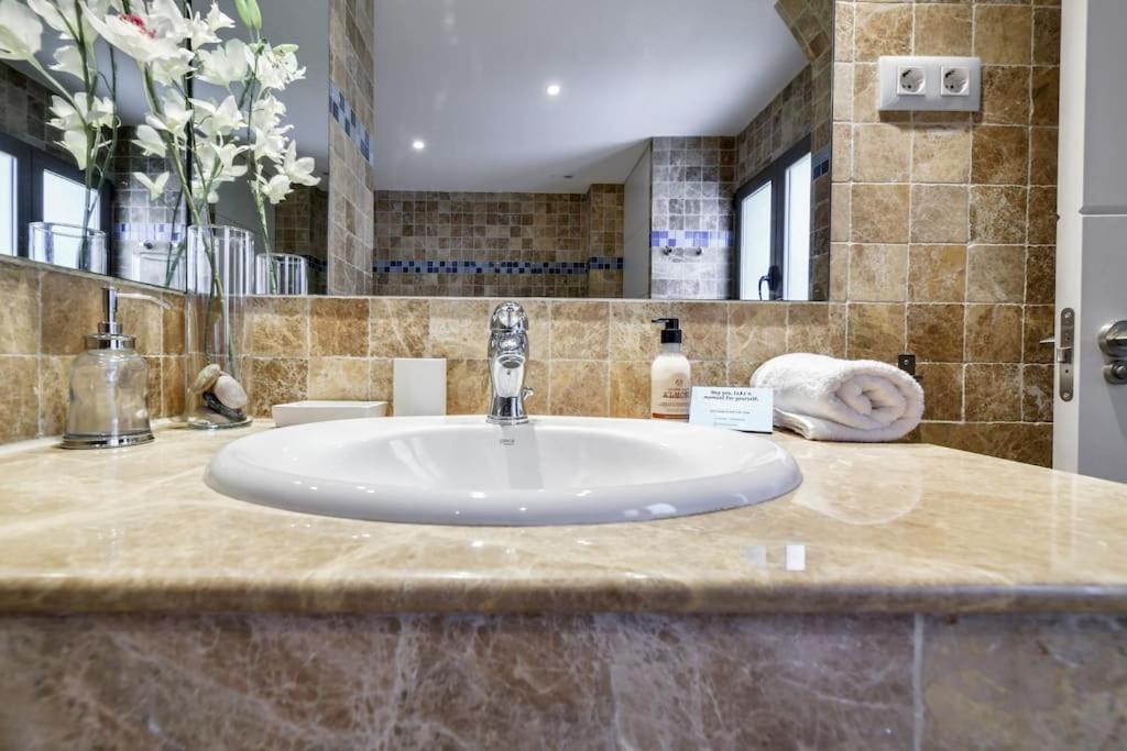 Big Stylish And Modern Apartment In Madrid Centre エクステリア 写真