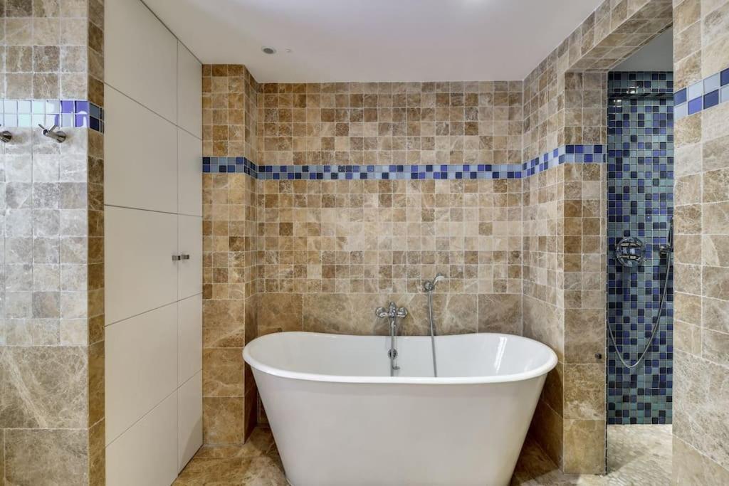Big Stylish And Modern Apartment In Madrid Centre エクステリア 写真